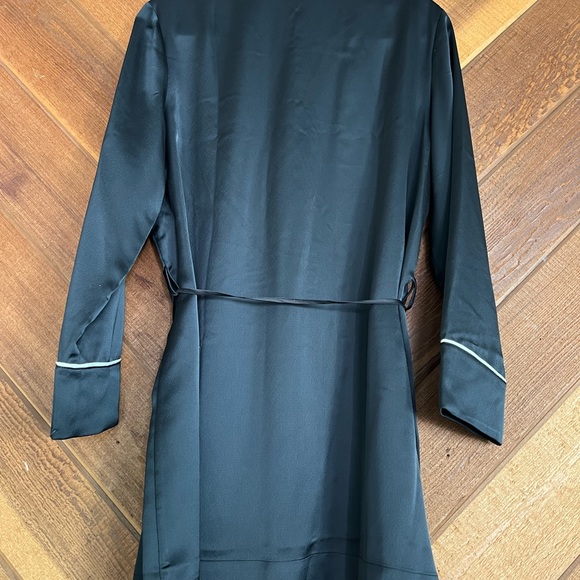 VS Robe - Picture 3 of 3